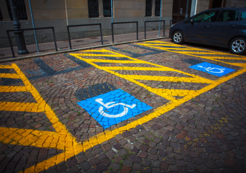 Parcarea pentru persoanele cu mobilitate redusa: Sfaturi si solutii pentru parcari inclusive