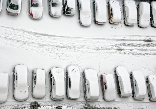 Odata cu sosirea sezonului rece, parcarea in siguranta in iarna, devine un pic mai complicata, nu-i asa? Stim cu totii ca parcarea in iarna poate deveni o provocare reala.